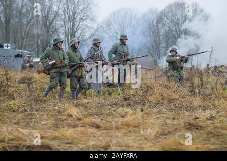 Gatchina, RUSSLAND - 07. NOVEMBER 2015: Deutsche Kriegsleute der Zeit des ersten Weltkriegs auf dem Schlachtfeld. Internationales militärhistorisches Festival ' Stockfoto