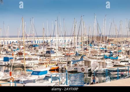 16. JULI 2018, TARRAGONA, SPANIEN: Viele Yachts in Port geparkt Stockfoto