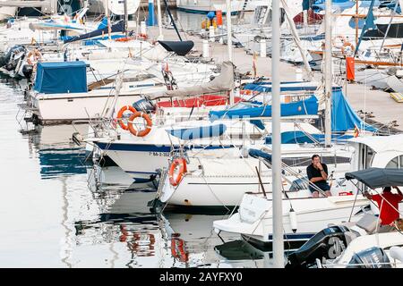 16. JULI 2018, TARRAGONA, SPANIEN: Viele Yachts in Port geparkt Stockfoto