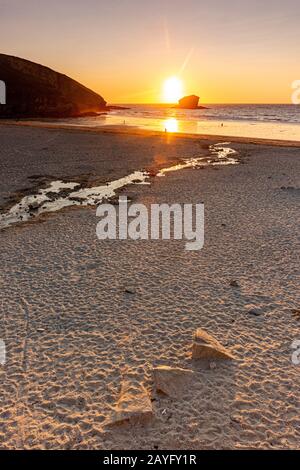 Sonnenuntergang über Portreath Beach, nördlich Cornwall, Großbritannien. Stockfoto