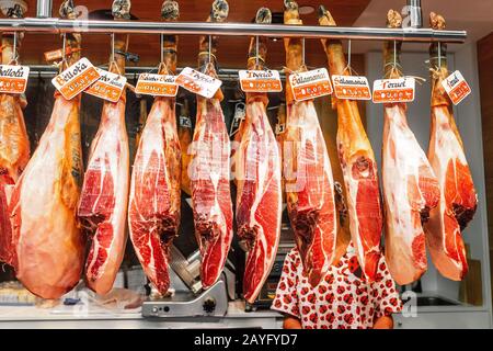 15. JULI 2018, TARRAGONA, SPANIEN: Spanischer hamon oder Jamon auf dem Markt für frische Lebensmittel Stockfoto