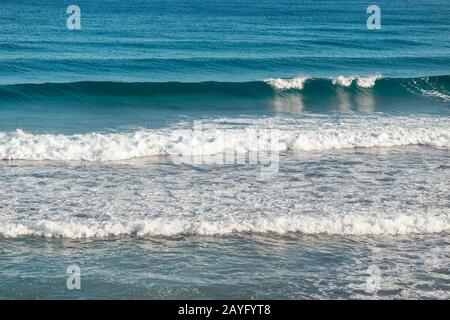 Weiche Welle des blauen Ozeans am Sandstrand Stockfoto
