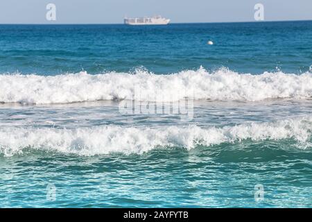 Weiche Welle des blauen Ozeans am Sandstrand Stockfoto