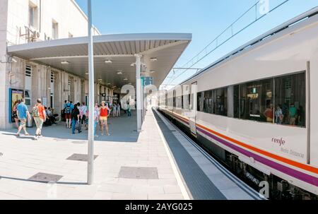 17. JULI 2018, TARRAGONA, SPANIEN: Personen, die auf den ankommenden Zug am Bahnhof warten Stockfoto