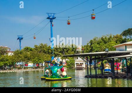 PATHUMTHANI, THAILAND - DEC. 21, 2018: Seilbahn im Vergnügungspark Dream World, Sessellift-Seilbahn auf Seilbahn bringt Touristen zum nächsten Ziel. Stockfoto