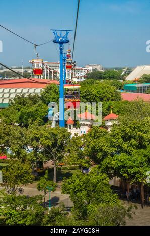 PATHUMTHANI, THAILAND - DEC. 21, 2018: Seilbahn im Vergnügungspark Dream World, Sessellift-Seilbahn auf Seilbahn bringt Touristen zum nächsten Ziel. Stockfoto