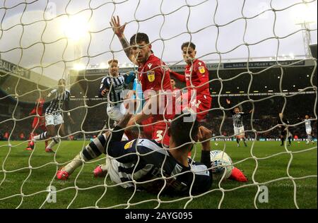 West Bromwich Albions Callum Robinson (links) hat einen Schuss ins Tor, der seinen Teamkollegen Kyle Bartley (vorne) auf der Linie trifft und so beim Sky Bet Championship Match bei Den Hawthorns, West Bromwich als Abseits gegeben wird. Stockfoto