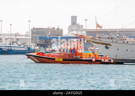 17. JULI 2018, TARRAGONA, SPANIEN: Orangefarbenes Seenotrettungsboot im Hafen geparkt Stockfoto