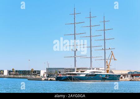 17. JULI 2018, TARRAGONA, SPANIEN: Luxusyacht BLACK PEARL am Hafen geparkt Stockfoto