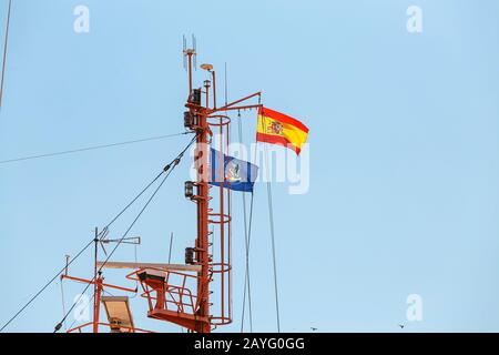 17. JULI 2018, TARRAGONA, SPANIEN: Spanische Flagge winkt auf der Yacht im Seehafen Stockfoto