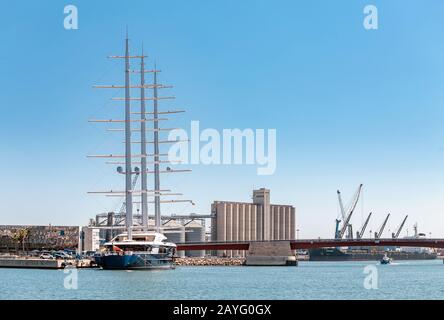 17. JULI 2018, TARRAGONA, SPANIEN: Luxusyacht BLACK PEARL am Hafen geparkt Stockfoto