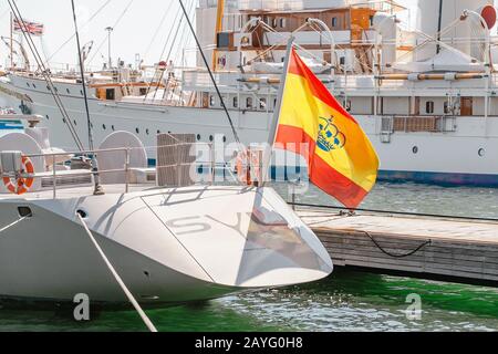 17. JULI 2018, TARRAGONA, SPANIEN: Spanische Flagge winkt auf der Yacht im Seehafen Stockfoto