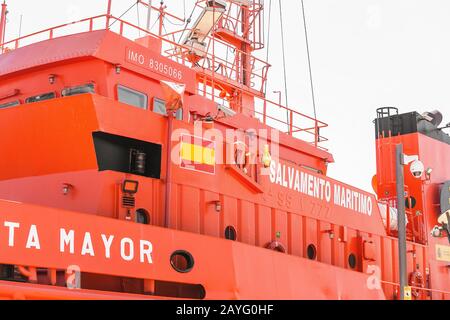 17. JULI 2018, TARRAGONA, SPANIEN: Orangefarbenes Seenotrettungsboot im Hafen geparkt Stockfoto