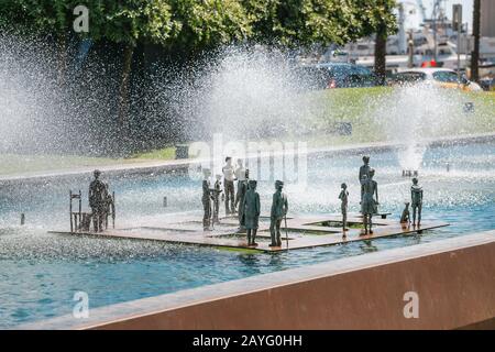 17. JULI 2018, TARRAGONA, SPANIEN: Ungewöhnlicher Brunnen mit Figuren für Menschen Stockfoto