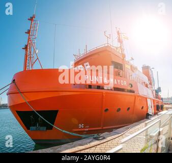 17. JULI 2018, TARRAGONA, SPANIEN: Orangefarbenes Seenotrettungsboot im Hafen geparkt Stockfoto