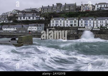 Porthleven Harbour, Großbritannien. Februar 2020. Storm Dennis Harbour Porthleven Cornwall Storm cornwall, Walking in Cornwall, Cornish Walks Credit: kathleen white/Alamy Live News Stockfoto