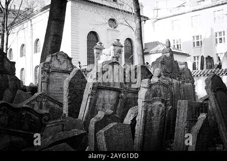 Grabsteine auf dem Alten jüdischen Friedhof im Bezirk Josefinov (Prag, Tschechien, Europa) Stockfoto