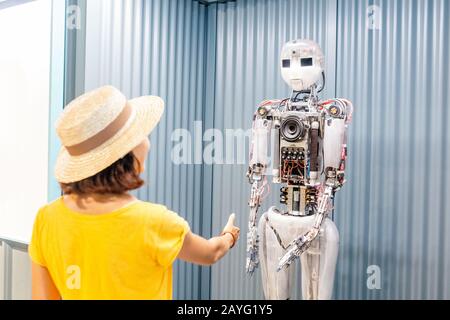 28. JULI 2018, BARCELONA, SPANIEN: Junge Frau interagiert mit Robot im Wissenschaftsmuseum Stockfoto