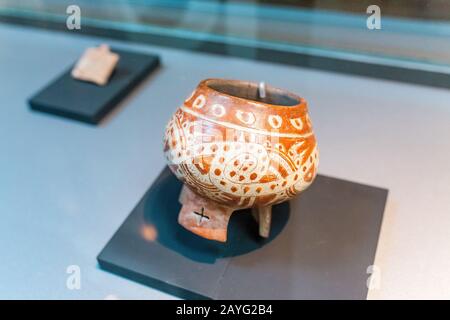 28. JULI 2018, BARCELONA, SPANIEN: Mit Keramik bemalte Vase, auf mexikanischem Territorium hergestellt Stockfoto