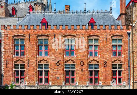 Fassade des Herrenhauses der "Brugse Vrije" an einem sonnigen Nachmittag. Frontalansicht von der Groenerei. Es ist eines der vielen mittelalterlichen Gebäude in Brügges, Belgien. Stockfoto