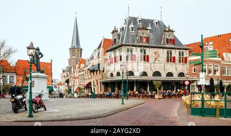 Terrassen und Restaurants am Roode Steen (Red Stone) Platz. Der Platz ist Teil der alten Hoorn-Innenstadt. Nordholland, Niederlande. Stockfoto