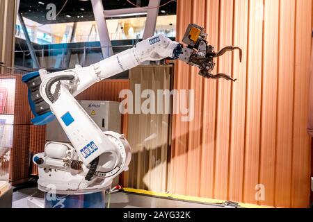 28. JULI 2018, BARCELONA, SPANIEN: Roboterarm als Beispiel für Automatisierung in der Automobilindustrie im Museum Cosmocaixa Stockfoto