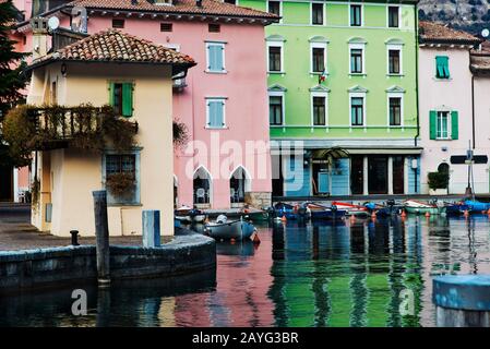 Blick von Torbole auf den Gardasee in Norditalien. Stockfoto