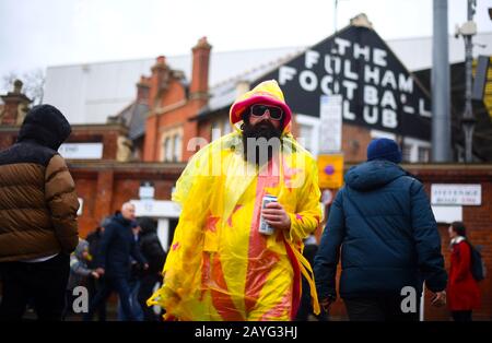 Die Fans kommen vor dem Spiel beim Sky Bet Championship Match in Craven Cottage, London an. Stockfoto