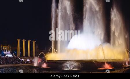 Die magische Montjuic-Brunnenbeleuchtung wird nachts in der Nähe des spanischen Platzes in Barcelona gezeigt Stockfoto