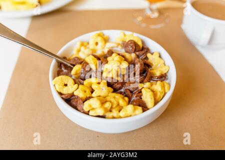 Schüssel Cornflakes mit Milch Stockfoto