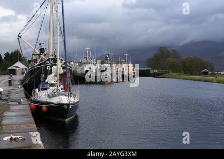 Boote in der Schleuse bei Corpach, Ende des Kaledonischen Kanals, in der Nähe von Fort William, Schottland Stockfoto