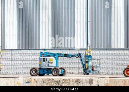 29. JULI 2018, BARCELONA, SPANIEN: Teleskop-Aufzug im Industriegelände Stockfoto