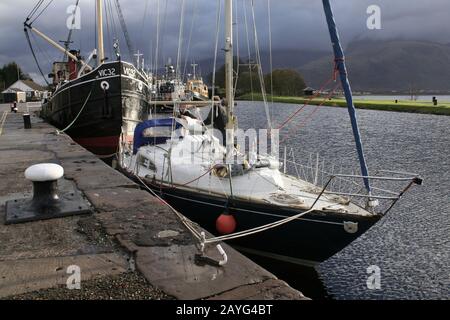 Segelyacht und Vic 32 Clyde Puffer in der Schleuse bei Corpach, Ende des Kaledonischen Kanals, in der Nähe von Fort William, Schottland Stockfoto