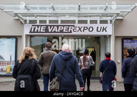 London, GB. Februar 2020 Treffen von E-Zigarettenliebhabern und -Distributoren während der Ausstellung von Vaper. Stockfoto