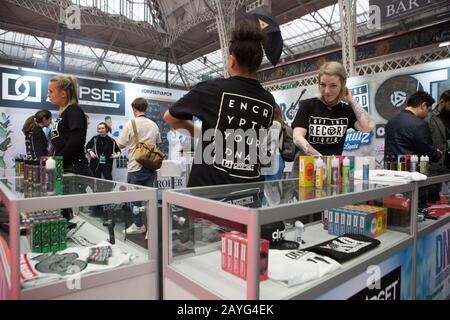 London, GB. Februar 2020 Treffen von E-Zigarettenliebhabern und -Distributoren während der Ausstellung von Vaper. Stockfoto