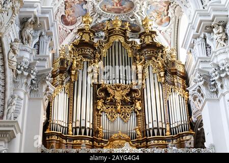 Orgel am Stephansdom, Passau. Sie ist die größte Domorgel der Welt. Stockfoto