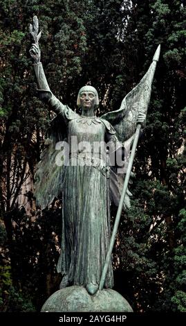 Die heilige Jeanne d'Arc (Joan of Arc), Die Jungfrau von Orléans 1412 - 1431. (Cathédrale Saint-Pierre) ( Sie führte die französische Armee zu mehreren wichtigen Siegen während des Hundertjährigen Krieges ) Poitiers, Vienne, Poitou-Charentes, Place de la Cathédrale France, Französisch, Stockfoto