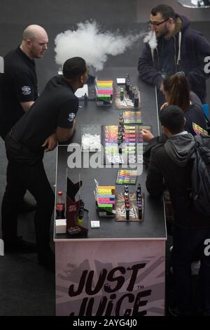 London, GB. Februar 2020 Treffen von E-Zigarettenliebhabern und -Distributoren während der Ausstellung von Vaper. Stockfoto