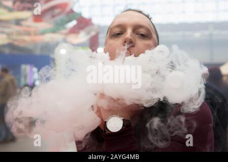 London, GB. Februar 2020 Treffen von E-Zigarettenliebhabern und -Distributoren während der Ausstellung von Vaper. Stockfoto