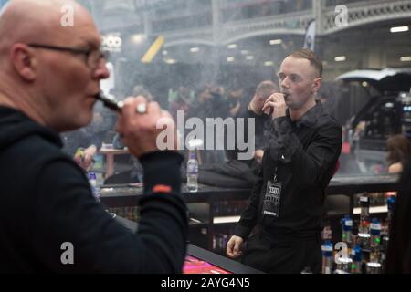 London, GB. Februar 2020 Treffen von E-Zigarettenliebhabern und -Distributoren während der Ausstellung von Vaper. Stockfoto