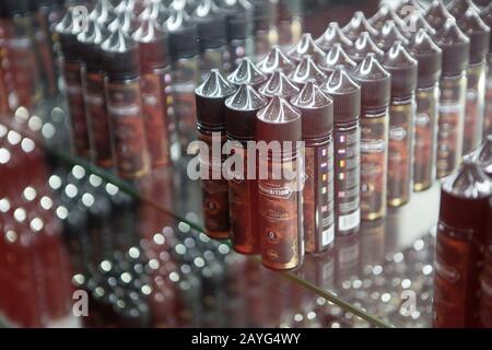 London, GB. Februar 2020 Treffen von E-Zigarettenliebhabern und -Distributoren während der Ausstellung von Vaper. Stockfoto