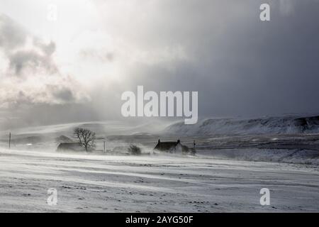 Mit der Dramatischen Kulisse fiel Cronkley Auf die Ströme der Sprindrift durch die Landschaft und Umhüllt ein abgelegenen Bauernhaus in Upper Teesdale, County Durham, Großbritannien Stockfoto