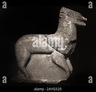 Säule, Hauptstadt, Haut Moyen Alter - Hohes Mittelalter (1000-1250) Calcaire trouve en fouille L' Ancien abbaye Sainte Croix - Kalksteine, die in der Ausgrabung Der Alten Stift von Sainte Croix in der Stadt Poitiers, Frankreich, Französisch, gefunden wurden, Stockfoto