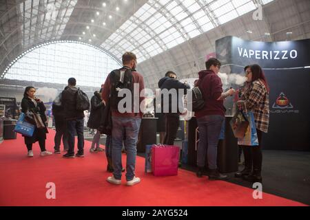 London, GB. Februar 2020 Treffen von E-Zigarettenliebhabern und -Distributoren während der Ausstellung von Vaper. Stockfoto