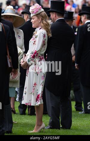 Royal Ascot Ladies Day, Ascot Racecourse, Großbritannien. Juni 2019. Herbst Phillips und Ehemann Peter Phillips im Paradering bei Royal Ascot. Kredit: Maureen McLean/Alamy Stockfoto