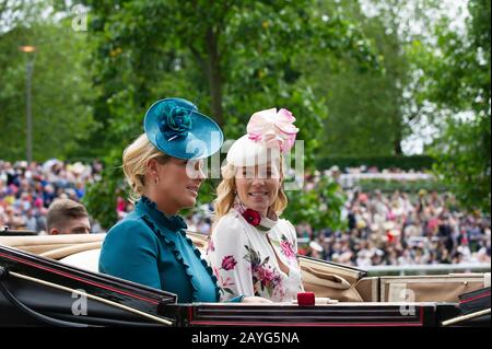 Royal Ascot Ladies Day, Ascot Racecourse, Großbritannien. Juni 2019. Zara Tindall und Autumn Phillips kommen in einer Pferdekutsche in der königlichen Prozession bei Royal Ascot an. Kredit: Maureen McLean/Alamy Stockfoto