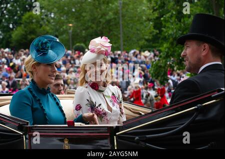 Royal Ascot Ladies Day, Ascot Racecourse, Großbritannien. Juni 2019. Zara Tindall, Autumn Phillips, Peter Phillips und Mike Tindall kommen in einer Pferdekutsche in der Königlichen Prozession bei Royal Ascot an. Kredit: Maureen McLean/Alamy Stockfoto