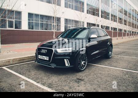 UFA, RUSSLAND - 4. MÄRZ 2018: Sportsline Audi RS Q3 auf der Straße Stockfoto