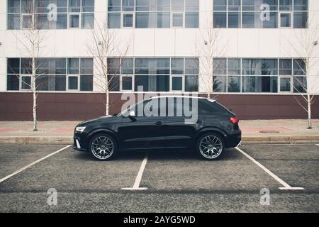 UFA, RUSSLAND - 4. MÄRZ 2018: Sportsline Audi RS Q3 auf der Straße Stockfoto