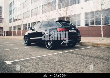 UFA, RUSSLAND - 4. MÄRZ 2018: Sportsline Audi RS Q3 auf der Straße Stockfoto